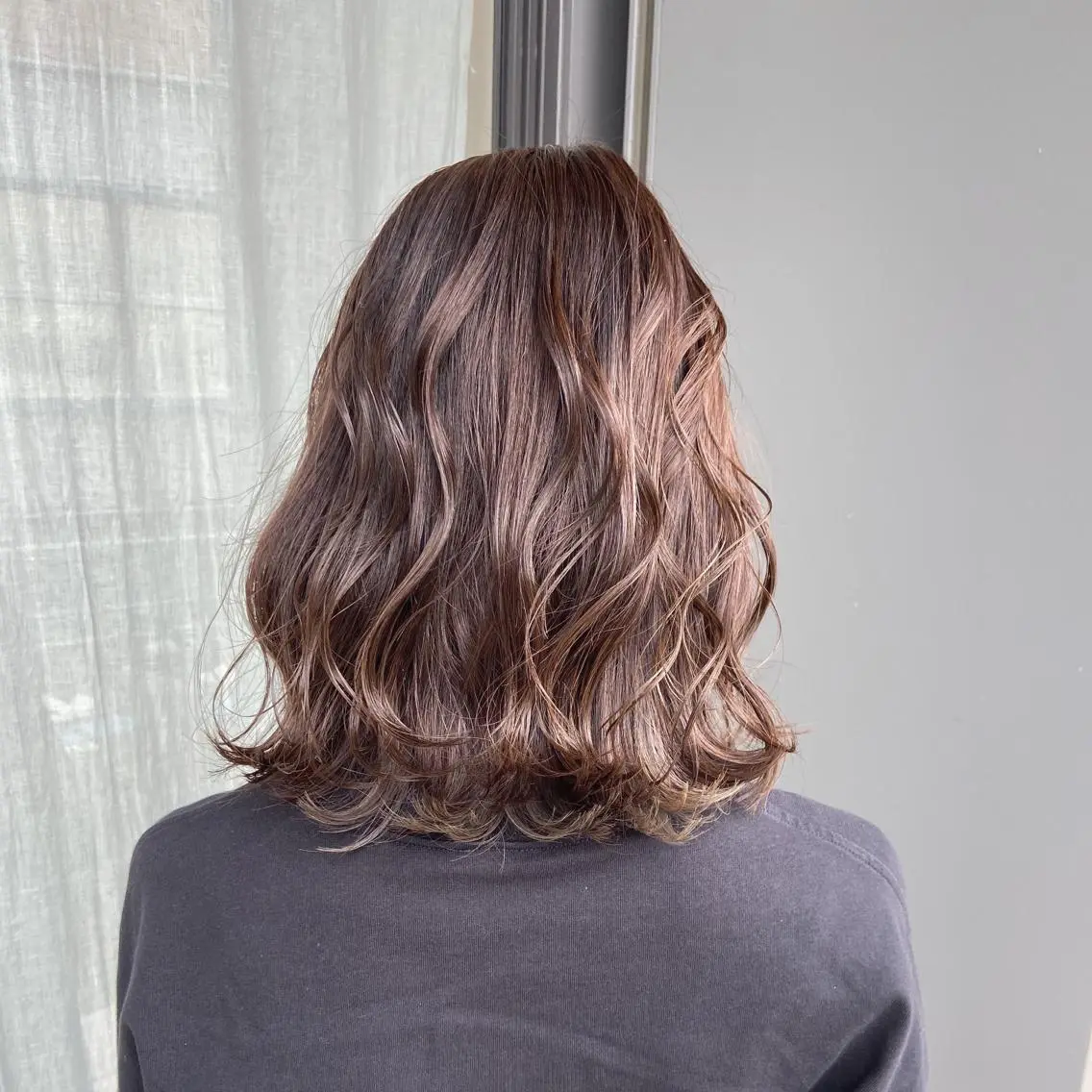 ミディアム 峯 志帆のヘアスタイル