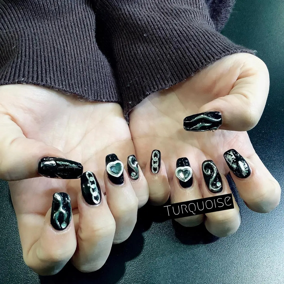 ネイル ハンドネイル 個性派ネイルサロン 💅🏼ターコイズのネイルデザイン