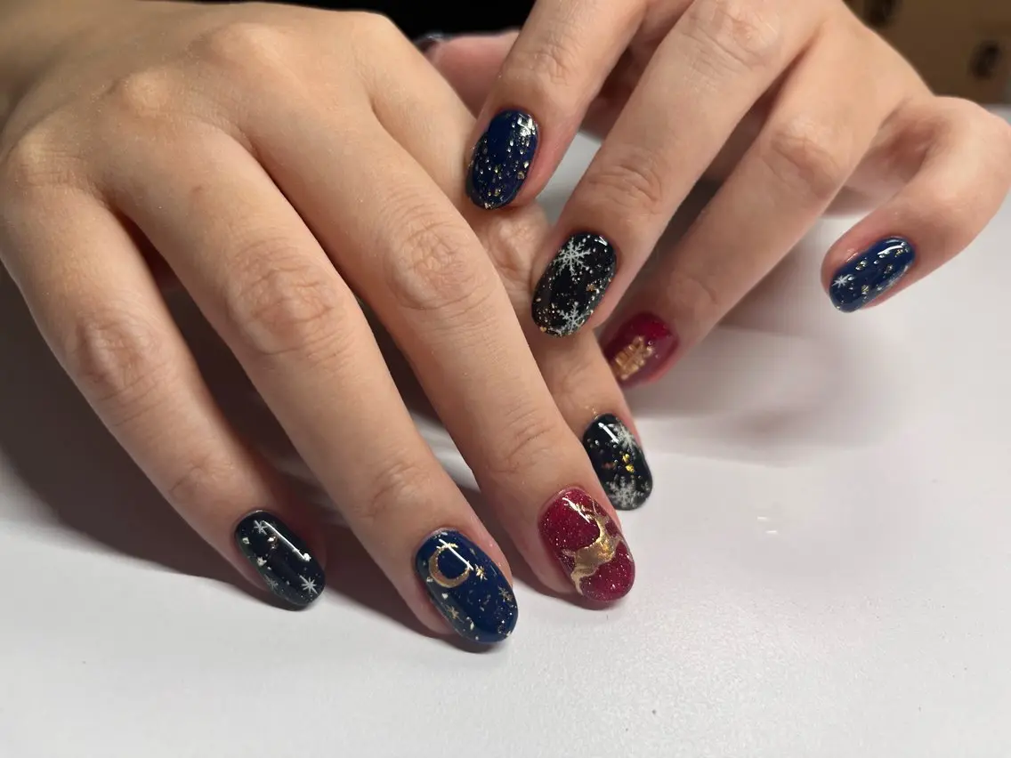 ネイル ジェルネイル ミラーネイル ネイビー 赤色 冬ネイル ハンドネイル himitsu kichiのネイルデザイン