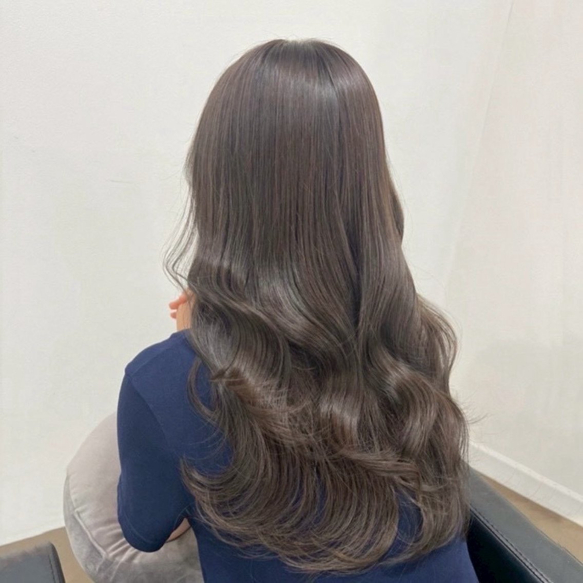 ロング カラー アッシュ アッシュグレー アッシュグレージュ ベージュカラー ブリーチ ヘアカラー ioe愛莉 /透明感カラーのヘアスタイル