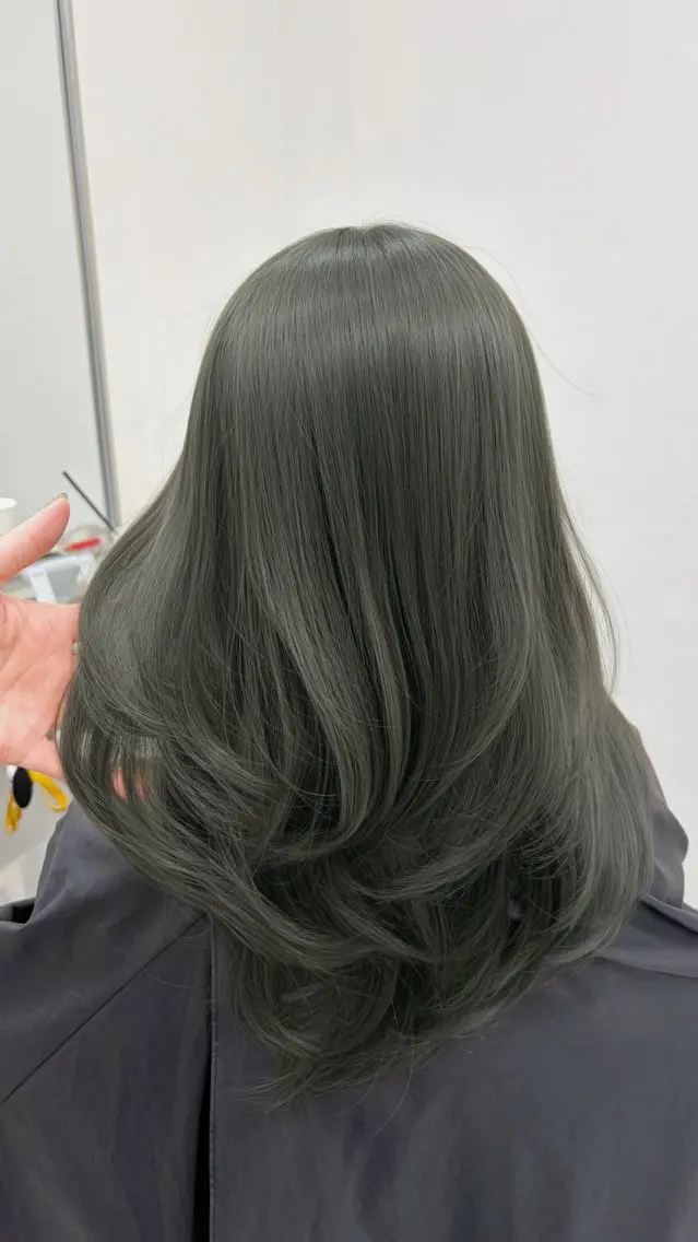 ミディアム カラー パーマ ベージュカラー ブリーチ 透明感カラー ダブルカラー グレージュ カット ヘアカラー トリートメント TOMO/ブリーチ 無しオリーブのヘアスタイル