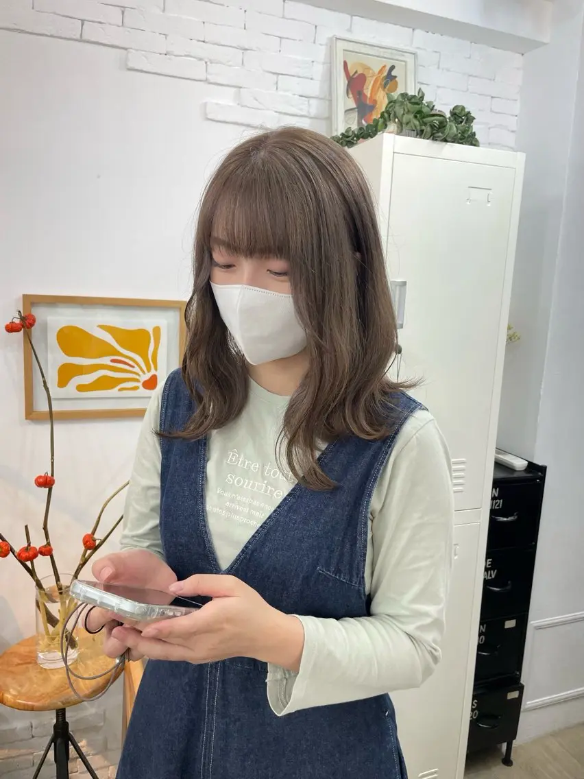 ミディアム カラー ベージュカラー ブリーチ ミルクティーベージュ ヘアカラー ✨髪質改善✨原宿 えのもと　はなのヘアスタイル