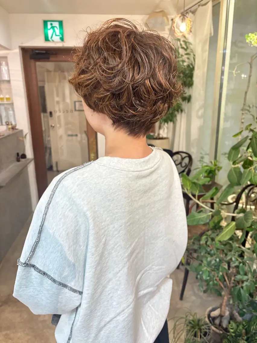 ショート パーマ 谷澤 朋佳のヘアスタイル