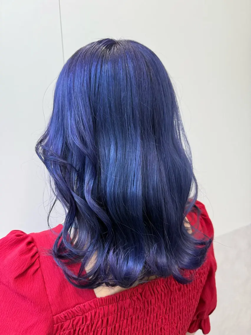 セミロング カラー ブリーチ ブルーカラー ブルーラベンダー ケアブリーチ ダブルカラー ヘアカラー トリートメント インナーカラー 推し ブリーチ  髪質改善のヘアスタイル