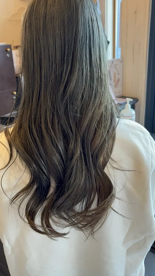 ロング 鶴谷 麻衣のヘアスタイル