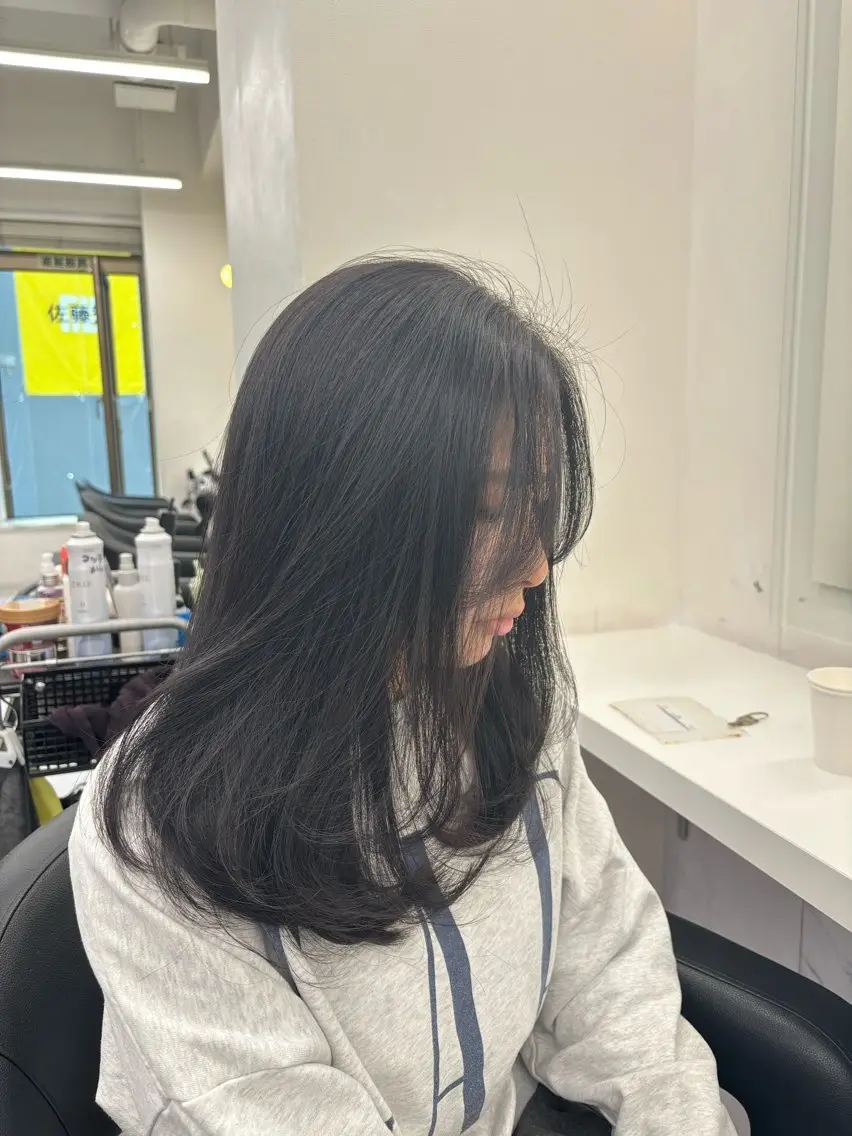セミロング カラー 抜け感レイヤー︴ ニュアンスカラーのヘアスタイル