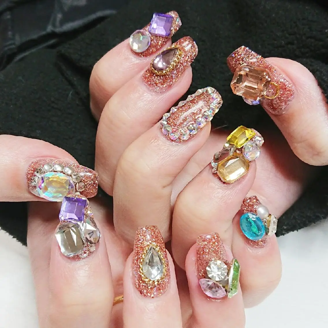 ネイル ストーンネイル Lilith Nailのネイルデザイン