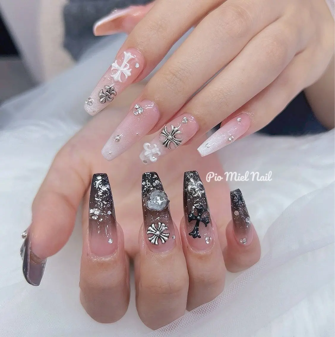 ネイル グラデーション ロングネイル ホワイト ハンドネイル HANA 長さだしのネイルデザイン
