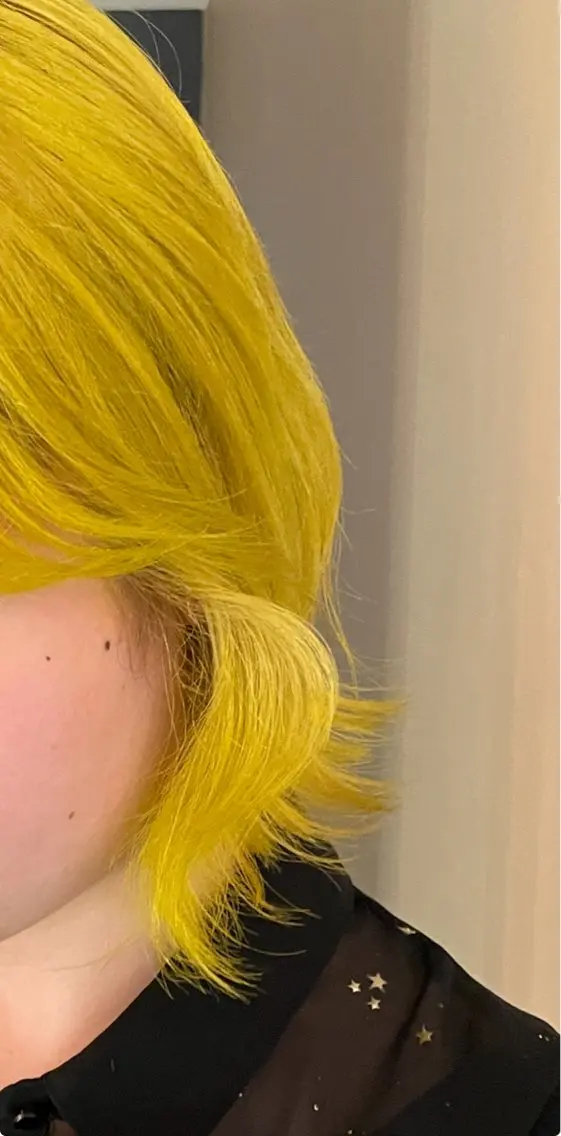 ミディアム カラー イエローカラー AmiLi Azusaのヘアスタイル