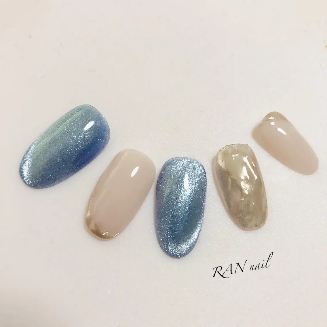 ネイル オーロラネイル ラメ(グリッター) 水色 ミラーネイル 冬ネイル ハンドネイル フットネイル RAN nailのネイルデザイン