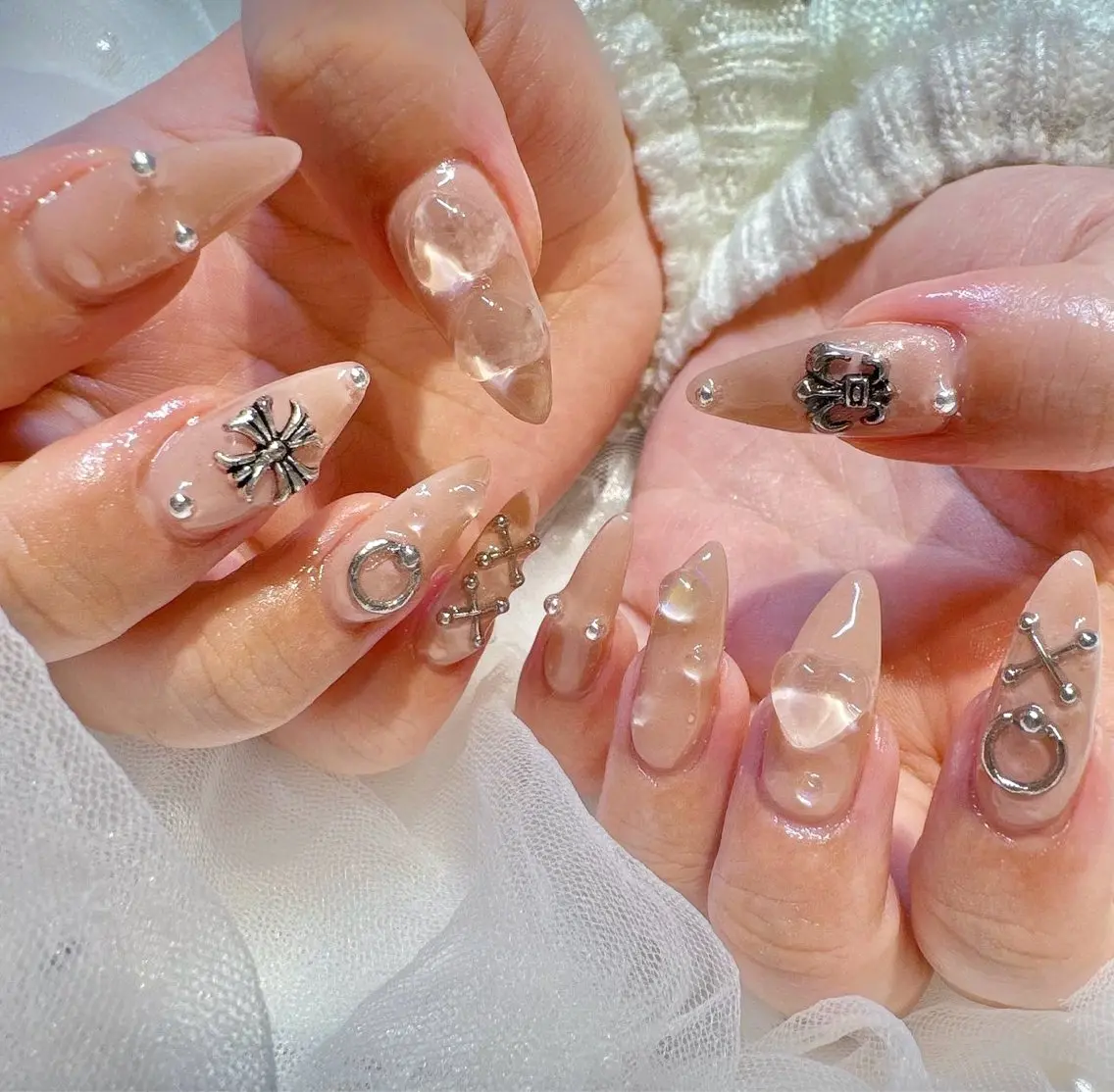 【Hand】人気NO・2   ワンカラー(2色)にパーツ付け放題の写真