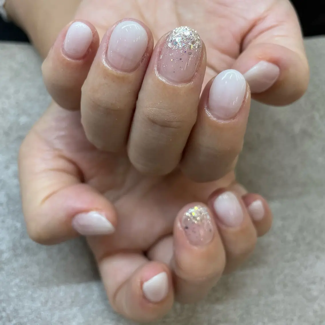 ネイル ラメ(グリッター) シルバー ホワイト MAXKELLY EMIのネイルデザイン