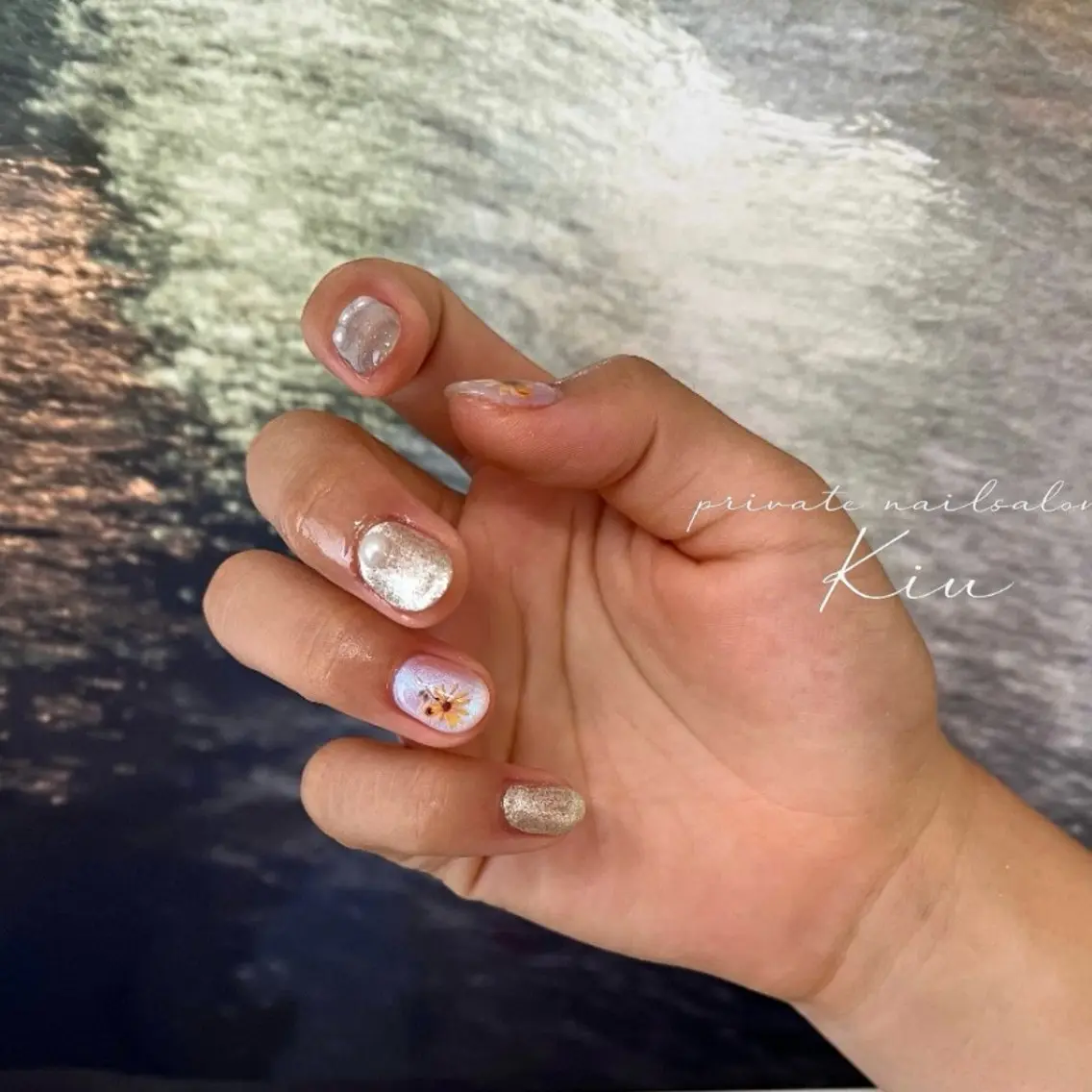 ネイル オーロラネイル ジェルネイル ゴールド ミラーネイル ニュアンスネイル ハンドネイル kiu nailsalonのネイルデザイン