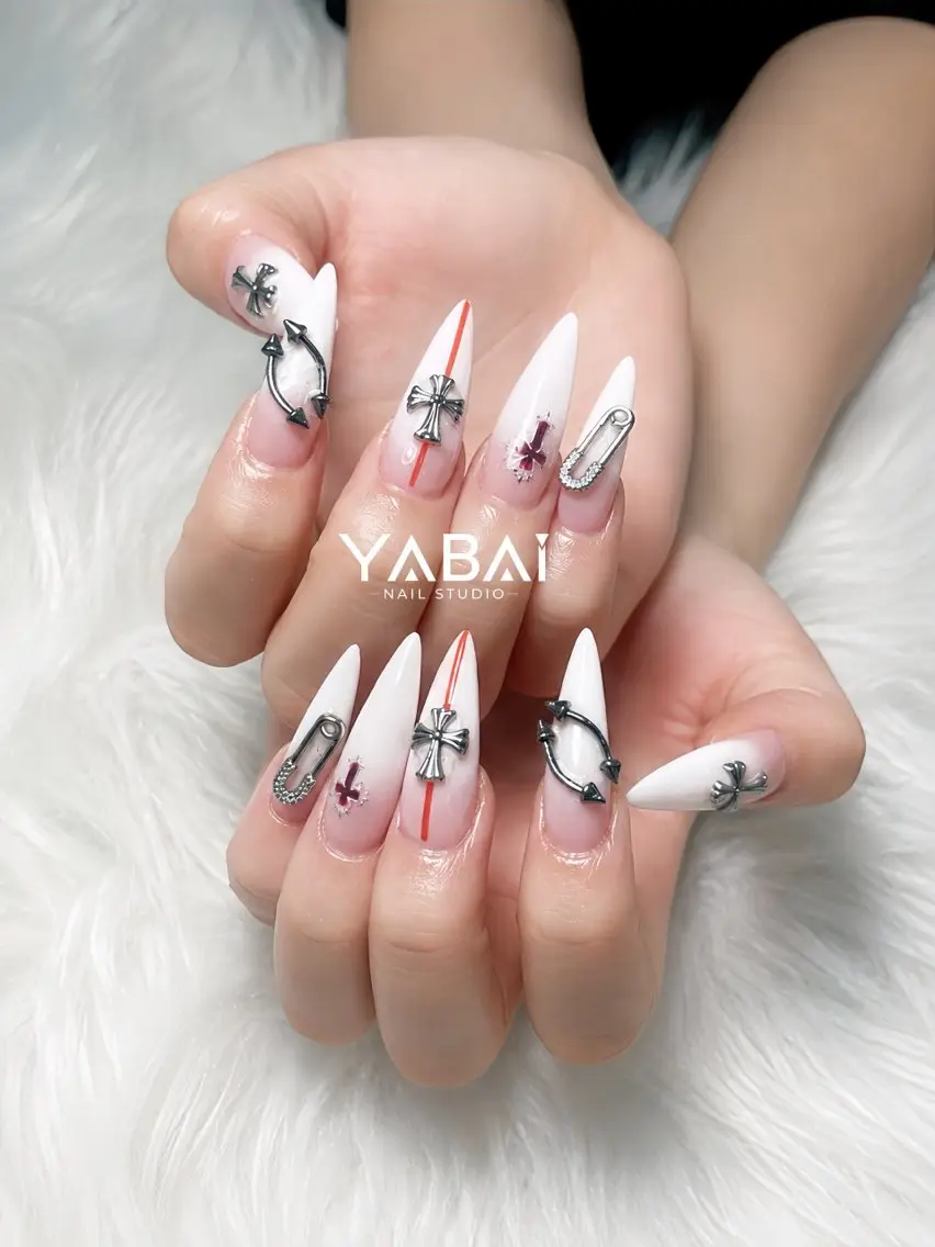ネイル クリアネイル ロングネイル 赤色 シルバー ホワイト YABAI NailStudioのネイルデザイン