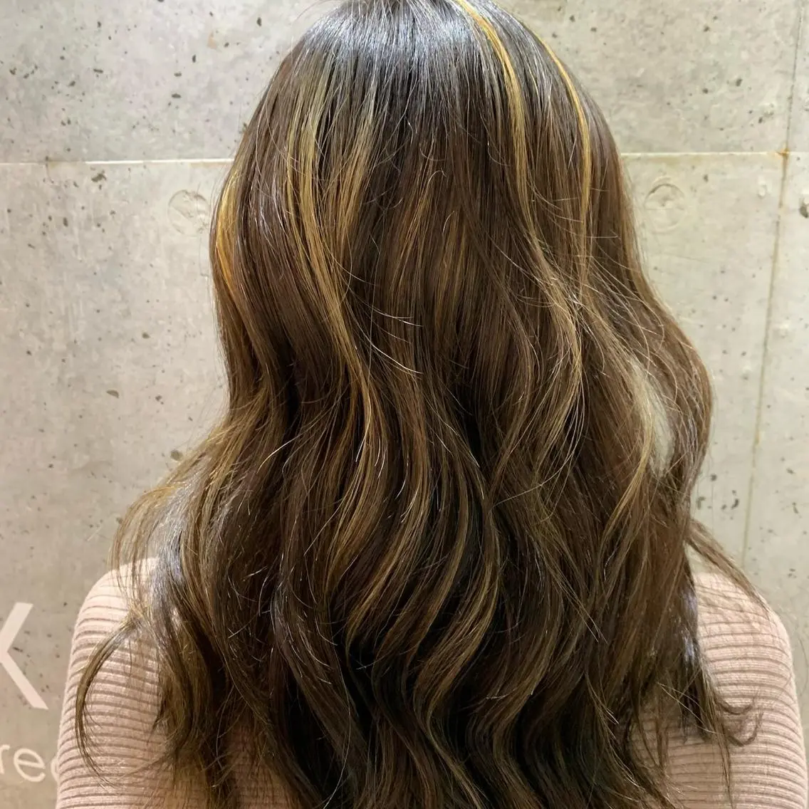 セミロング ブリーチ🌈ハイトー ンカラー ✨アニカ✨のヘアスタイル