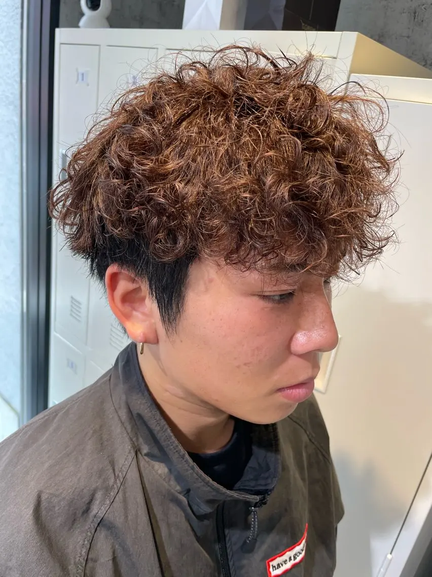 メンズ メンズパーマ 赤み消し艶カラー✨️ DAIGOのヘアスタイル