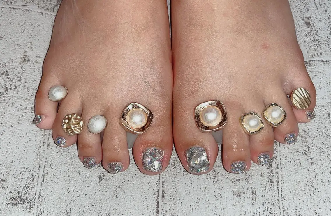 ネイル フットネイル ジェルネイル ラメ(グリッター) シルバー ストーンネイル Mimi Nailのネイルデザイン