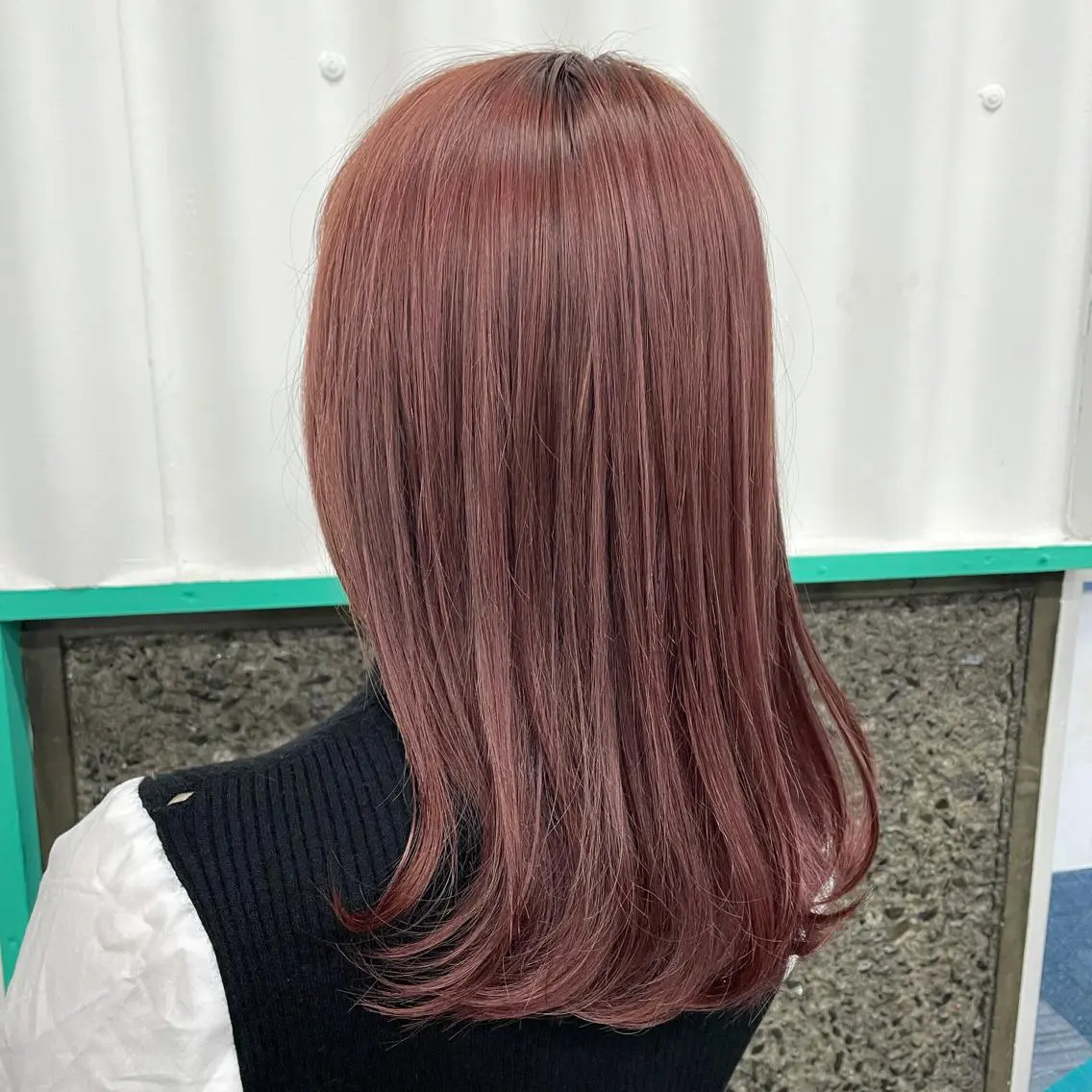 セミロング ハイライト 高山 妃のヘアスタイル