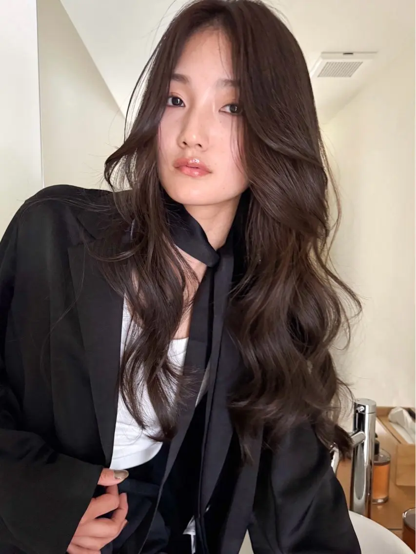 ロング カラー ブリーチ 三野宮 莉羽のヘアスタイル