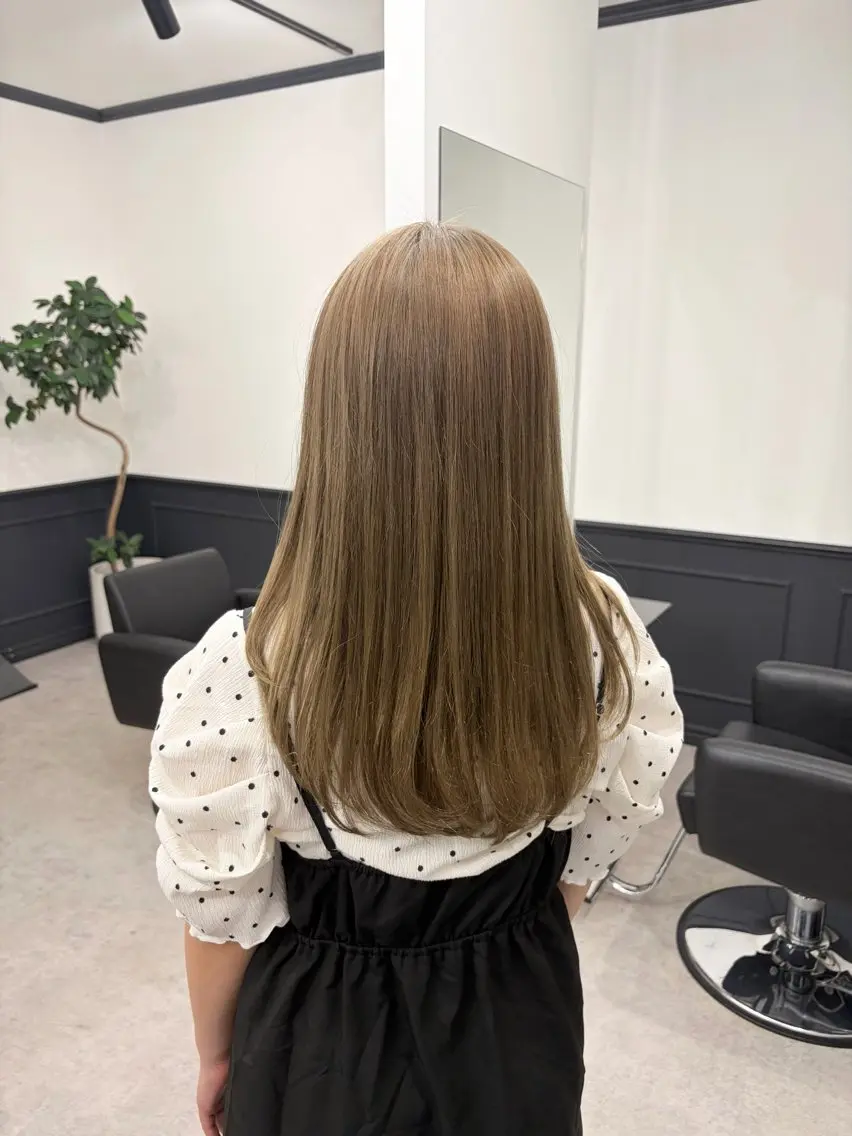 セミロング カラー ベージュカラー ブリーチ 長谷川 さくらのヘアスタイル