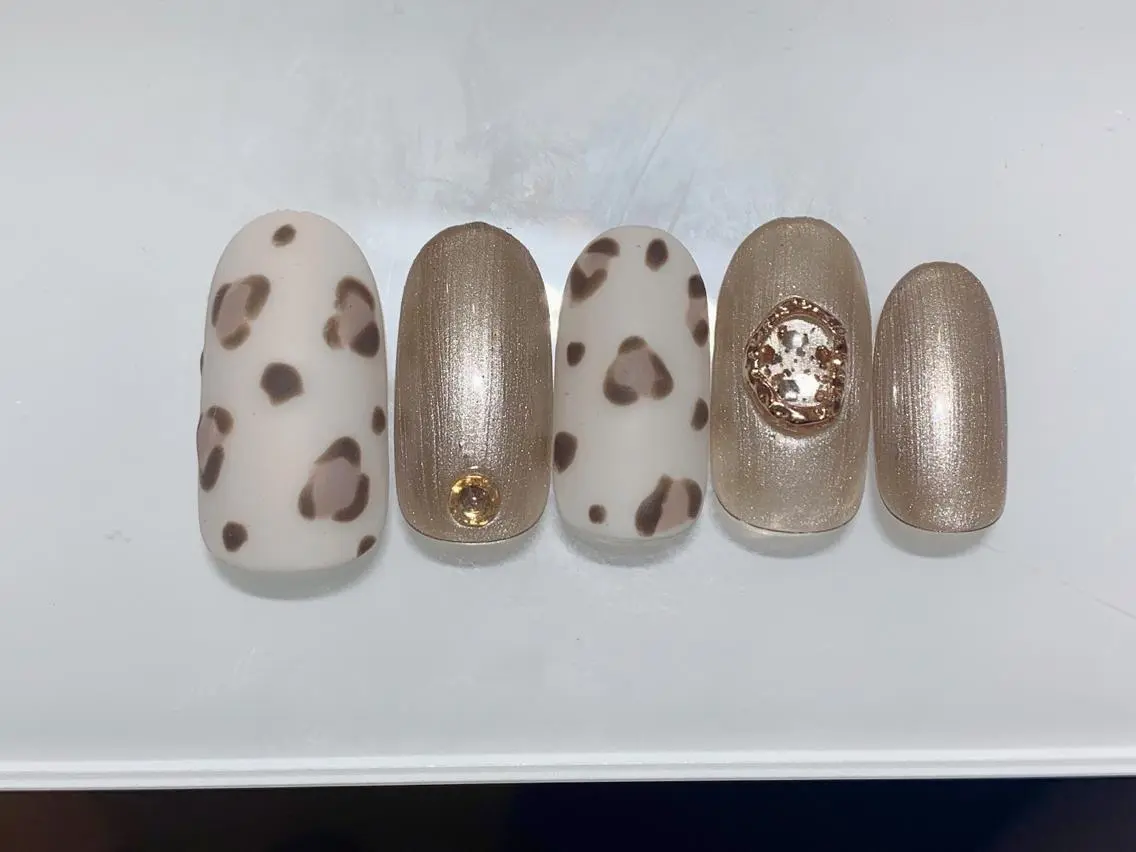ネイル アニマル柄 ラメ(グリッター) Nail salon Dejavu 🌿のネイルデザイン