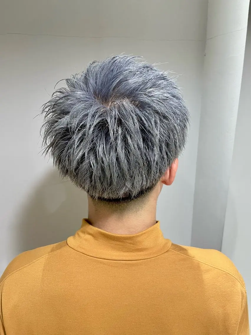 ショート カラー メンズ メンズブリーチ ブリーチ ブルーカラー シルバー 鵜飼 未玖のヘアスタイル