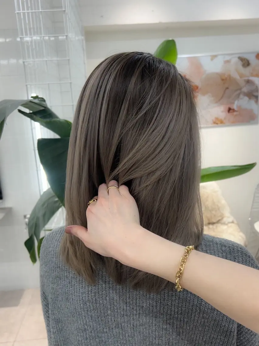 ミディアム カラー バレイヤージュ デザインカラー グラデーションカラー グレージュ シルバー 卒業式ヘアセット🎀 ヘアアレンジのヘアスタイル
