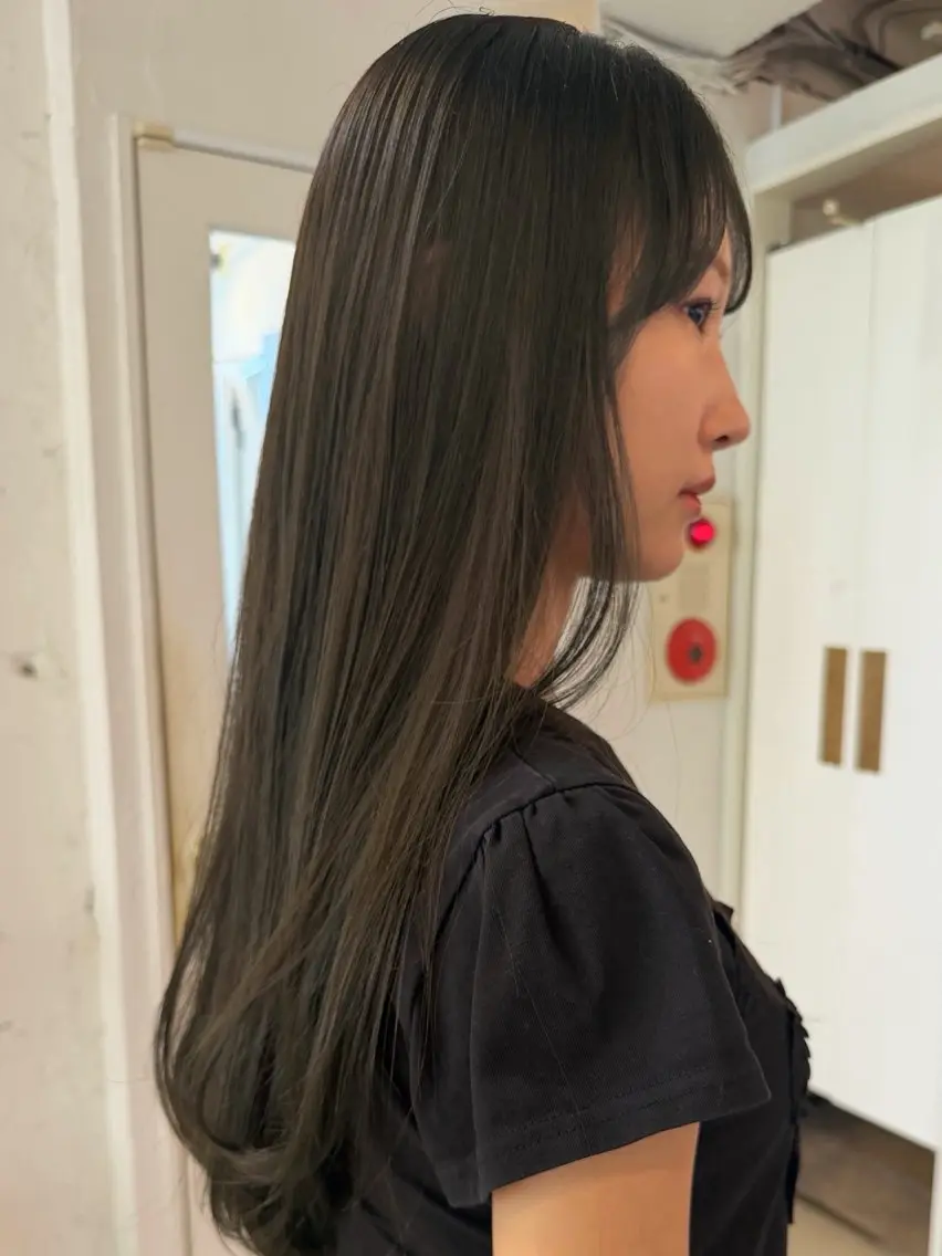 ロング カラー ベージュカラー オリーブベージュ レイヤーカット カット ヘアカラー トリートメント 落合希 Olivebeigeのヘアスタイル