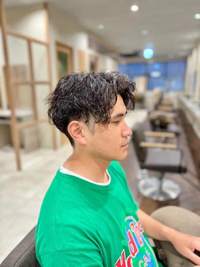 ミディアム メンズ ミディアムパーマ センターパート メンズパーマ カット パーマ トリートメント 高橋 宏太郎のヘアスタイル
