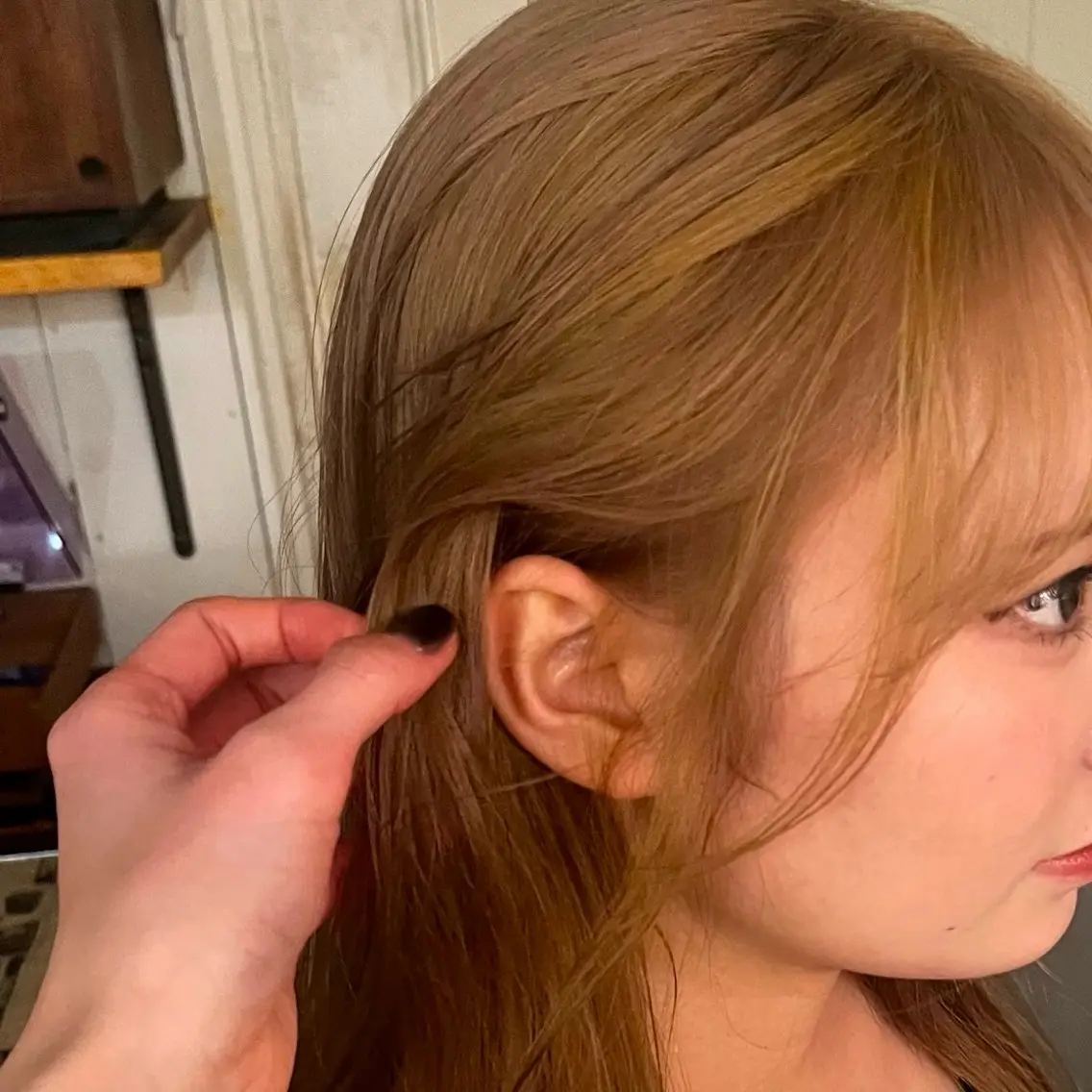 ロング カラー ベージュカラー イヤリングカラー ハイライトカラー イエローカラー ハイライト レイヤー/ベージュ mikuのヘアスタイル