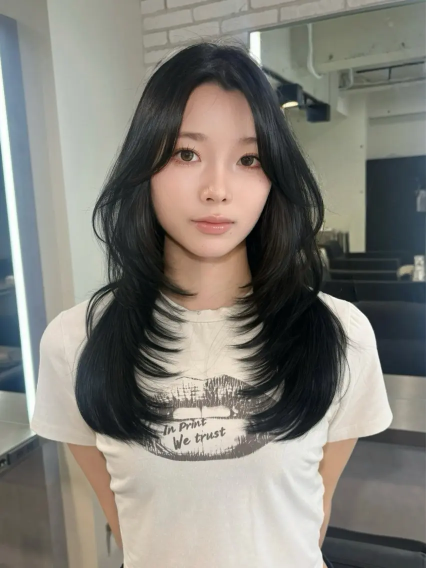 ロング カラー ダークグレー レイヤーカット カット ヘアカラー Airi 韓国y2k ハイレイヤーのヘアスタイル