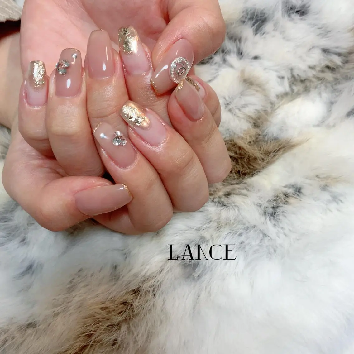ミディアム ネイル クリスマス オーロラネイル フレンチネイル ワンホンネイル 冬ネイル ハンドネイル Lance nailのネイルデザイン
