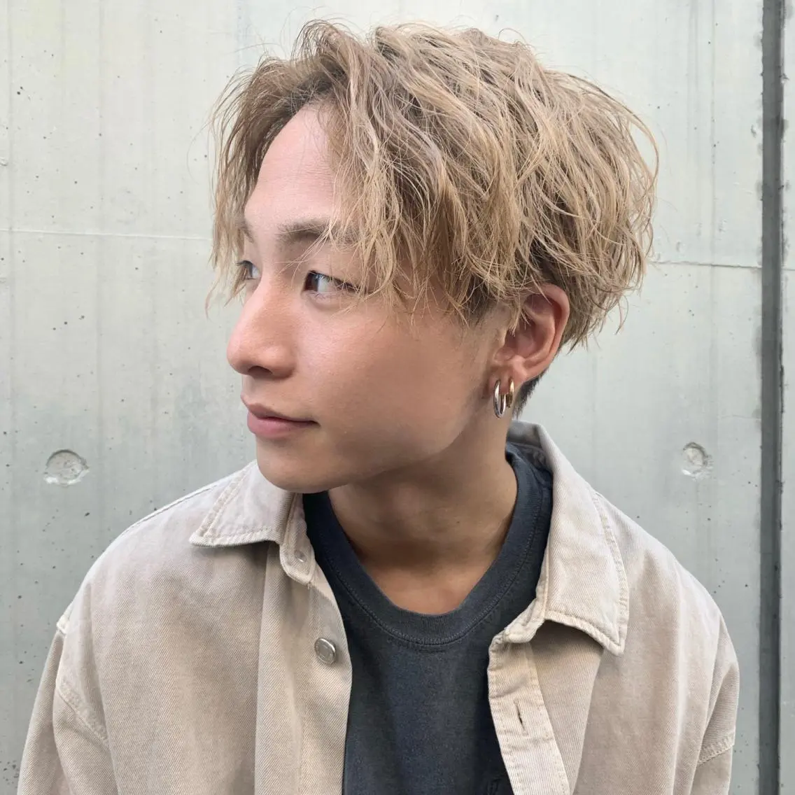 パーマ メンズ センターパート メンズ韓国風 マッシュウルフ マッシュ メンズパーマ 三矢 ちなつのヘアスタイル