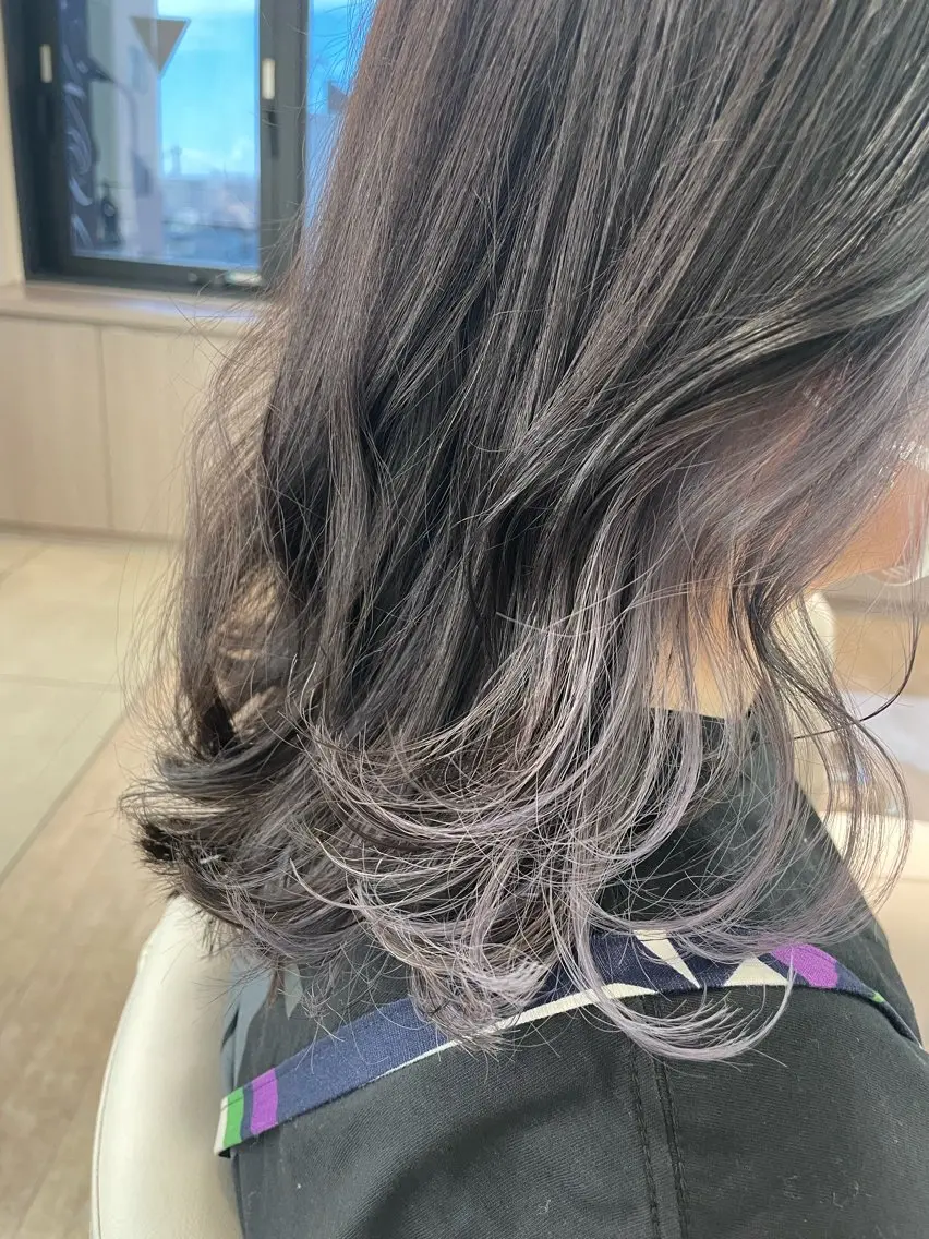 セミロング カラー アッシュ インナーカラー ラベンダーカラー ラベンダーアッシュ シルバー ヘアカラー トリートメント 松佐 ゆかりのヘアスタイル
