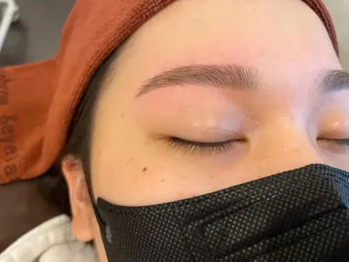 アイブロウ 眉毛ワックス脱毛 🫧LanNe mimari🫧のマツエク・マツパデザイン