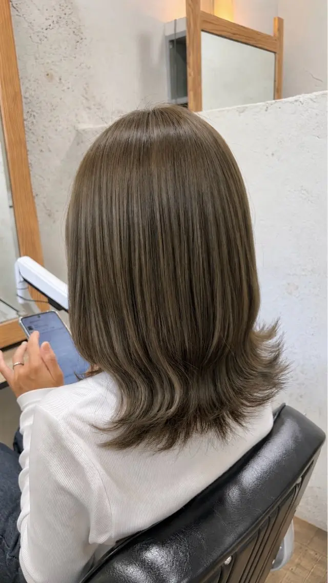 ミディアム カラー グレージュ オリーブグレージュ オリーブグレー edessa misaki🤍のヘアスタイル