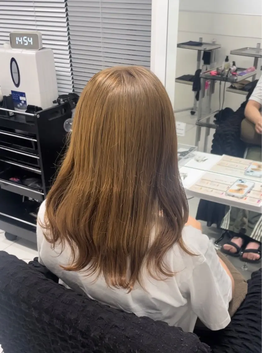 セミロング カラー yuzuna ハイトーン 天神のヘアスタイル