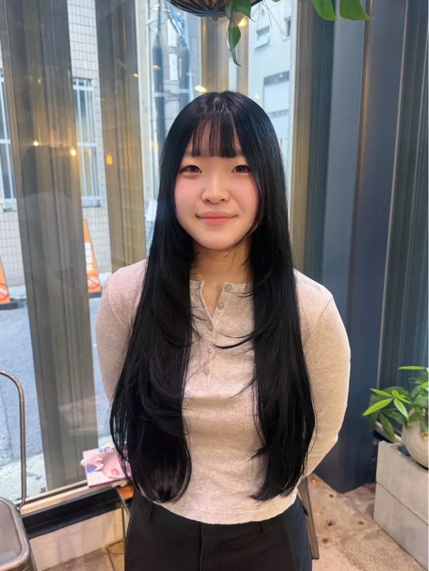 ロング カラー ロングレイヤー 黒髪 韓国風ヘア レイヤーカット ロング カット ヘアカラー トリートメント MISATO | 神戸元町のヘアスタイル