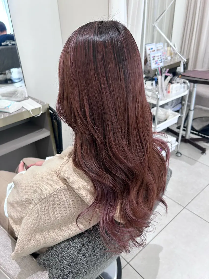 ロング カラー バレイヤージュ カシス グラデーションカラー ハイライトカラー ピンクカラー カット ヘアカラー 渡辺　亮/髪質改善 レイヤーカットのヘアスタイル
