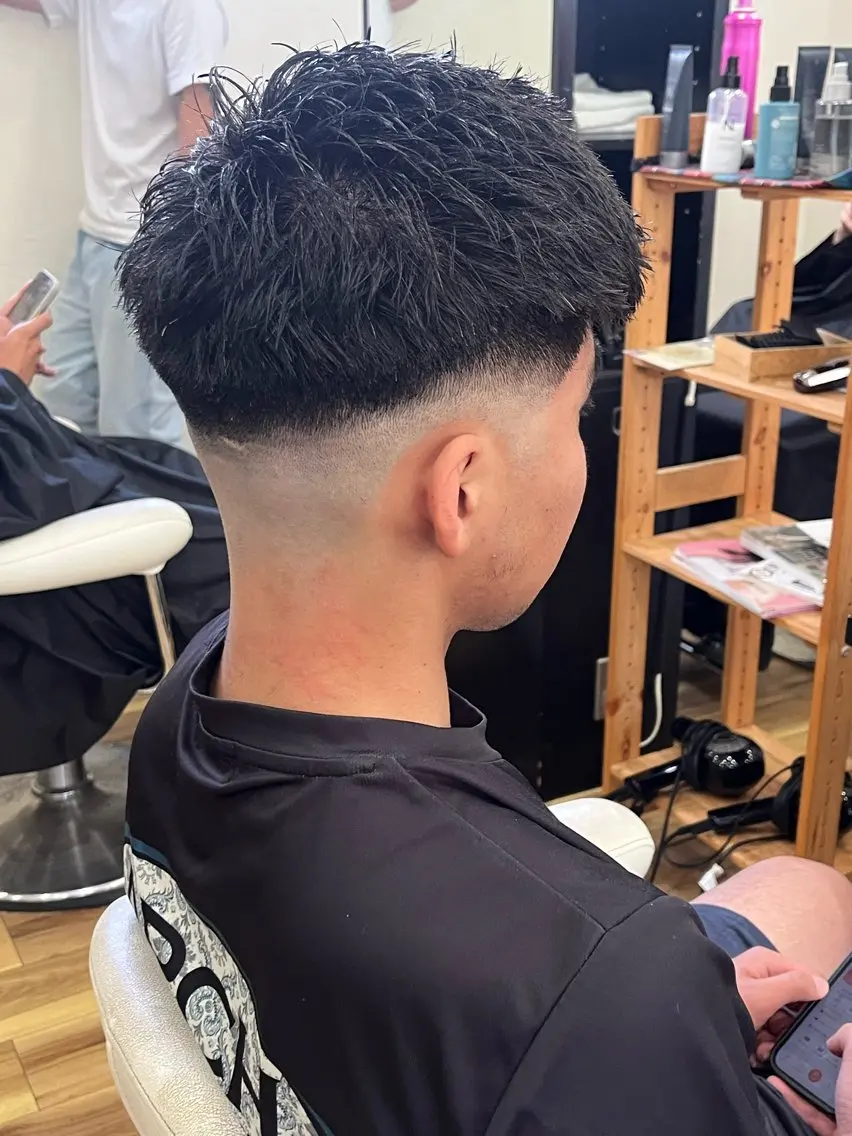 ショート メンズ フェードカット カット ﾒﾝｽﾞｻﾛﾝ関 紫雲（ｾｷﾚﾝｹﾞ）のヘアスタイル