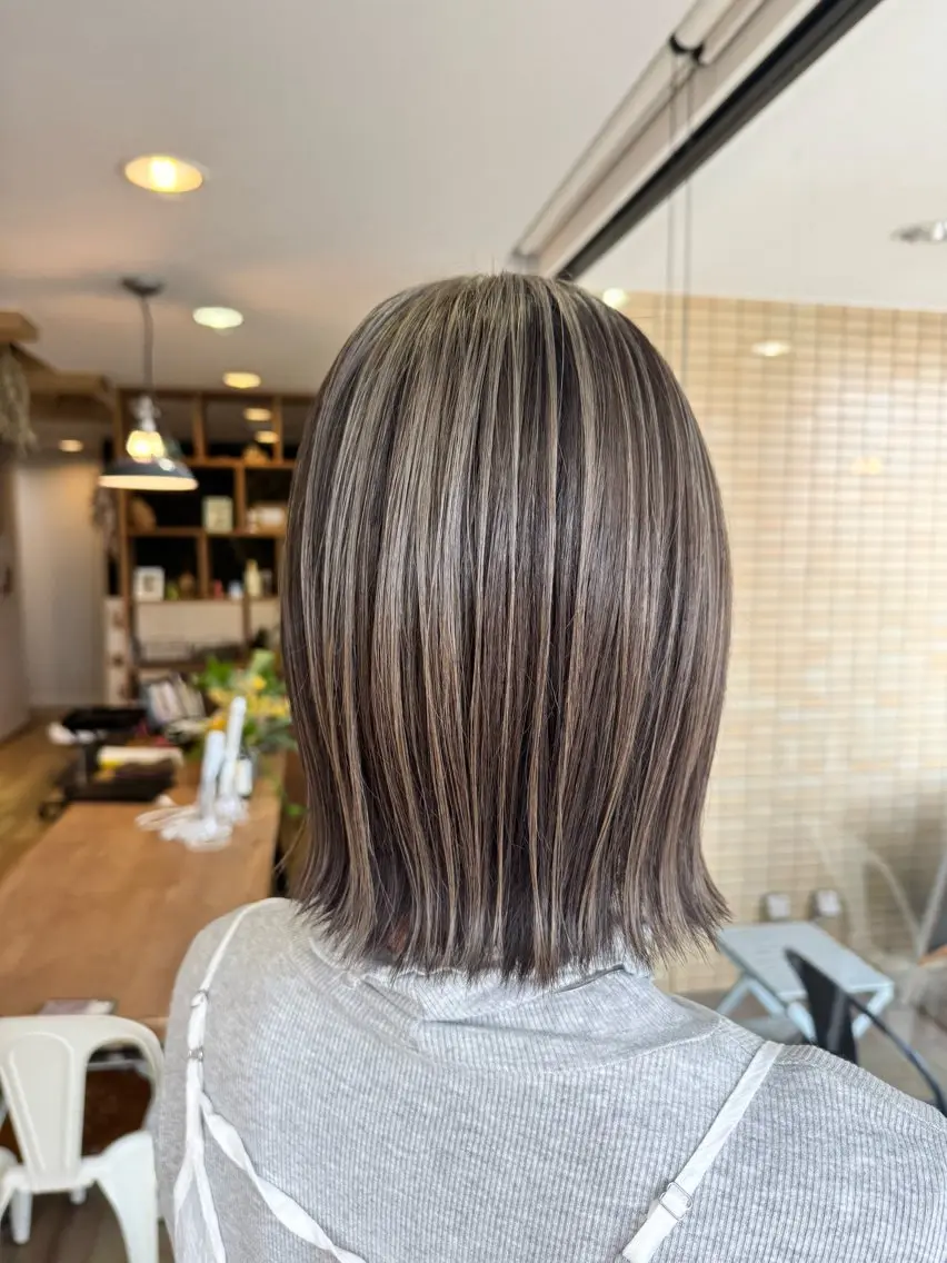 ミディアム カラー グレージュ ヘアカラー トリートメント ツキダテ ユイのヘアスタイル