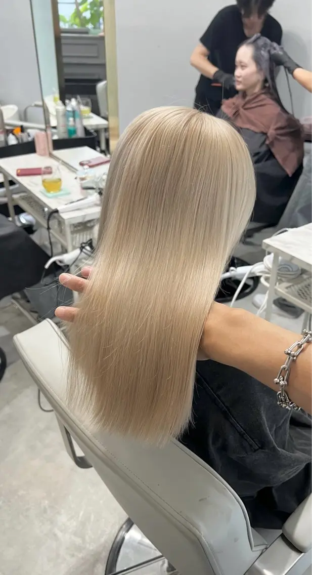 ミディアム カラー ベージュカラー ミルクティーベージュ ホワイトミルクティーベージュ カット ヘアカラー トリートメント ヘアセット 🫧艶ダブルカラー ブリーチ🫧トモヤのヘアスタイル