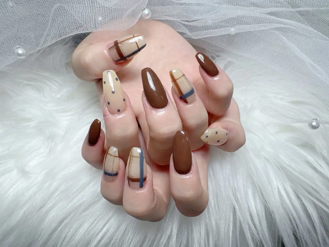 ネイル ブラウン フレンチネイル 韓国ネイル マグネットネイル ニュアンスネイル ハンドネイル ハンドケア Hara Nail 【持ち込みOK】のネイルデザイン