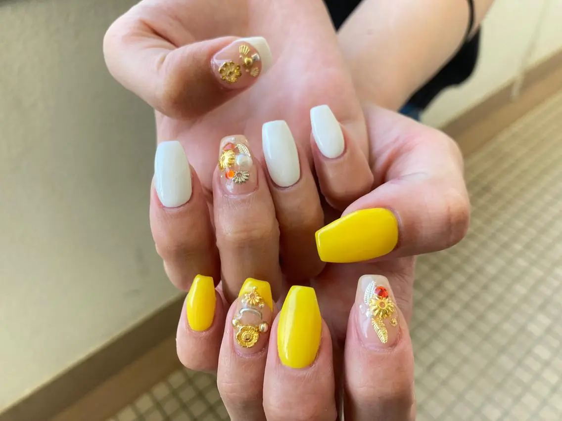 ミディアム ネイル ハンドネイル フットネイル ✴︎ Delightのネイルデザイン