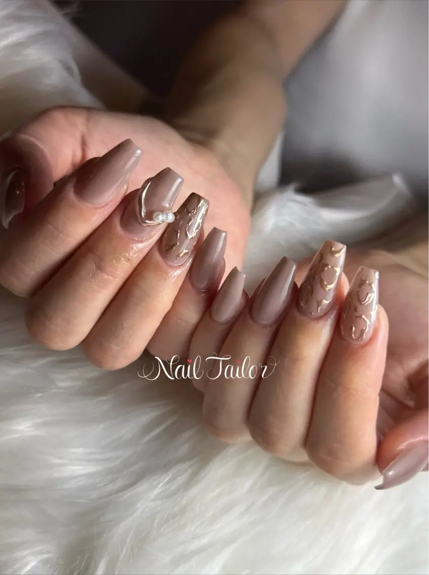 ネイル アニマル柄 ゴールド ロングネイル ミラーネイル ハンドネイル NailTailor ネイルテイラーのネイルデザイン