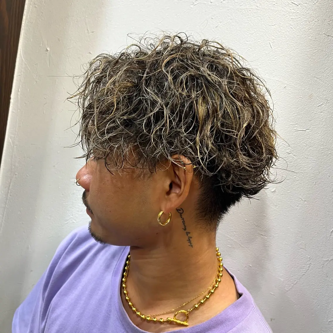 ミディアム カラー パーマ ヘアアレンジ メンズ ミディアムパーマ メンズハイライト メンズパーマ ハイライトカラー ハイライト ヘアカラー メンズ特化 美容師かずまのヘアスタイル