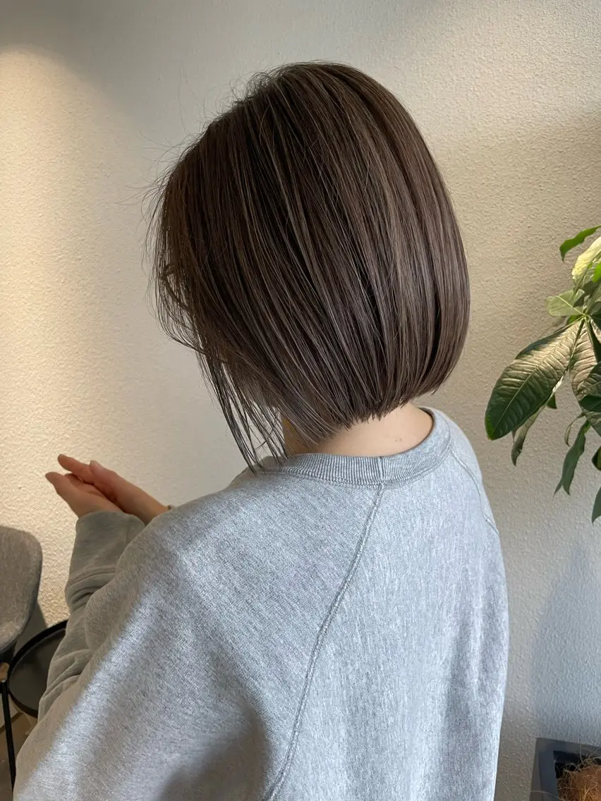 ミディアム カラー グレージュ ボブ Emitas.　井上 真奈美のヘアスタイル