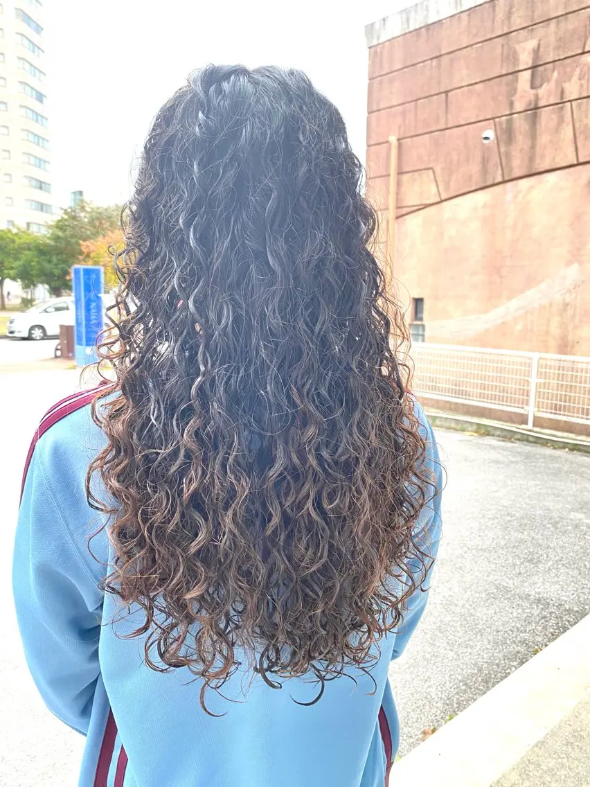 ロング カット パーマ 饒平名 知也のヘアスタイル