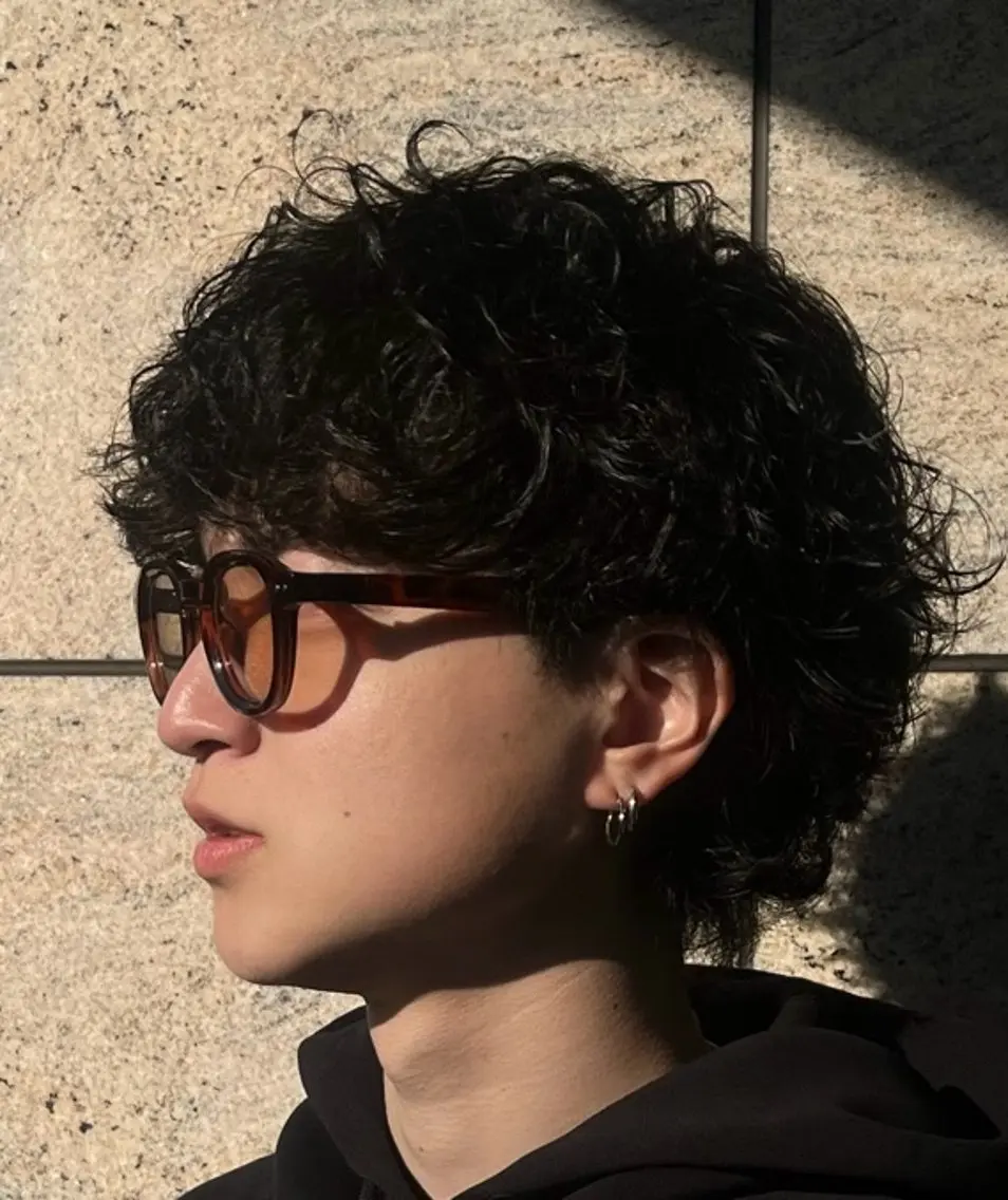 ショート パーマ メンズ 切りっぱなしボブ メンズブリーチ センターパート メンズハイライト メンズハイトーン カット パーマ HARUKI🏔️/ メンズ/透けブラウンのヘアスタイル