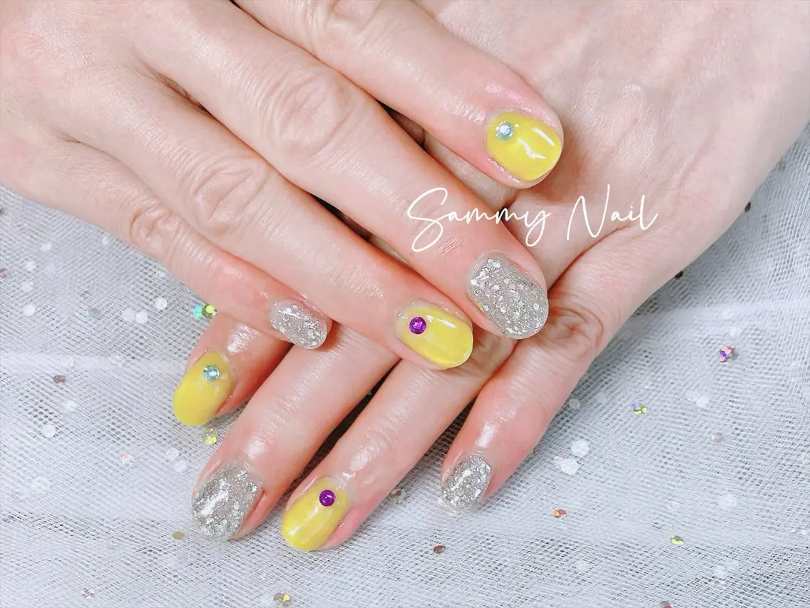 ネイル ラメ(グリッター) シルバー 夏ネイル 黄色 Sammy Nailのネイルデザイン